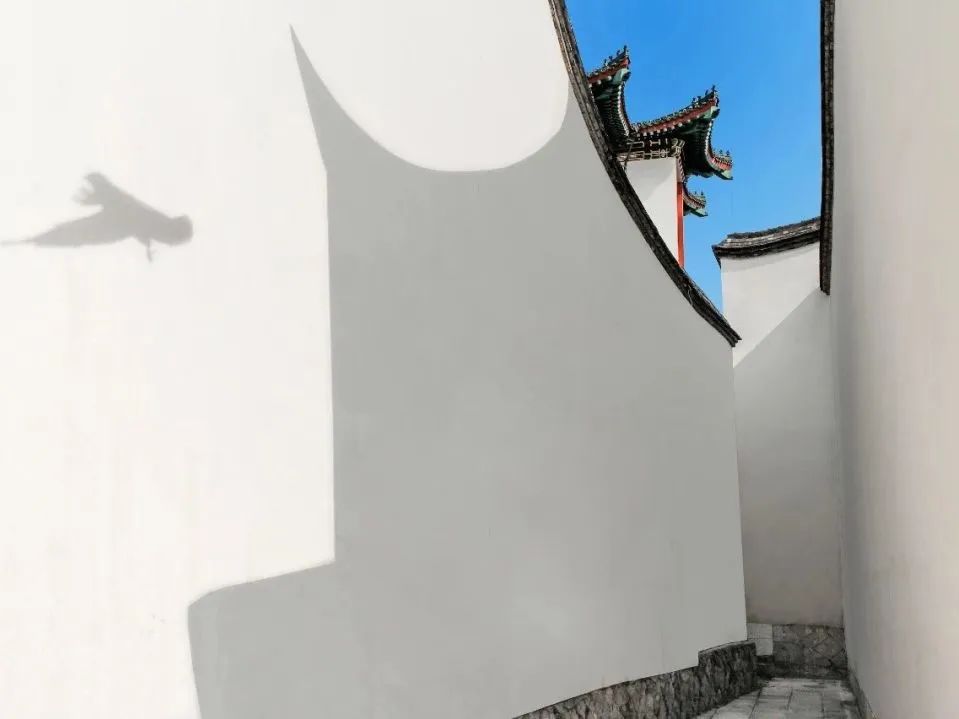 马鞍墙是三坊七巷里极具地域特色的墙头风格,三坊七巷民居的马鞍墙是