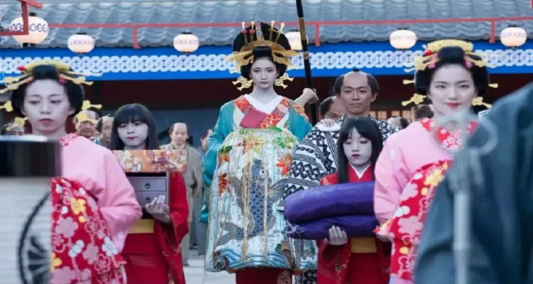 日本花魁走路为什么抱着被子