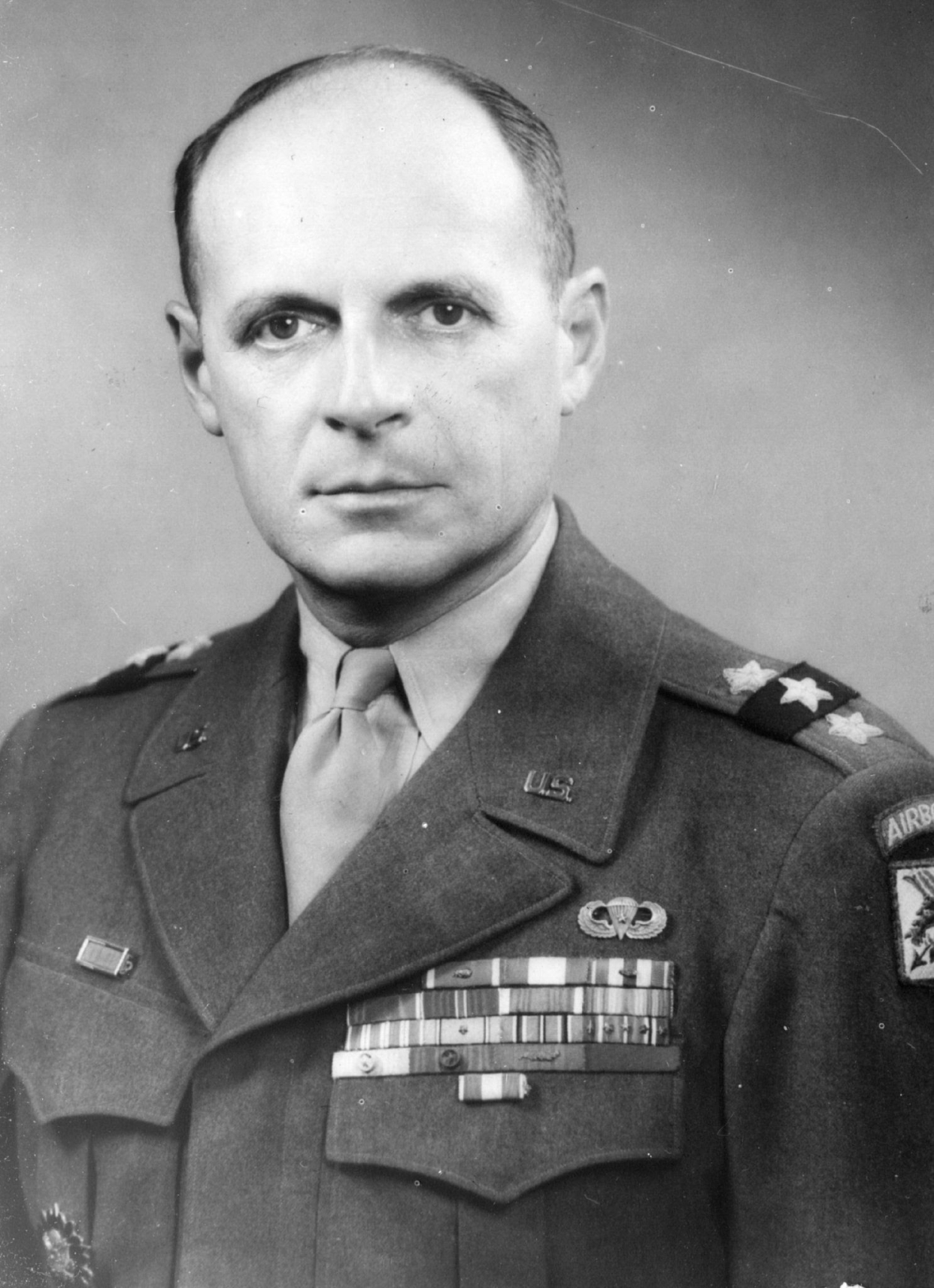 《跨过鸭绿江》,联合国军总司令李奇微,为何肩上总挂个手榴弹?