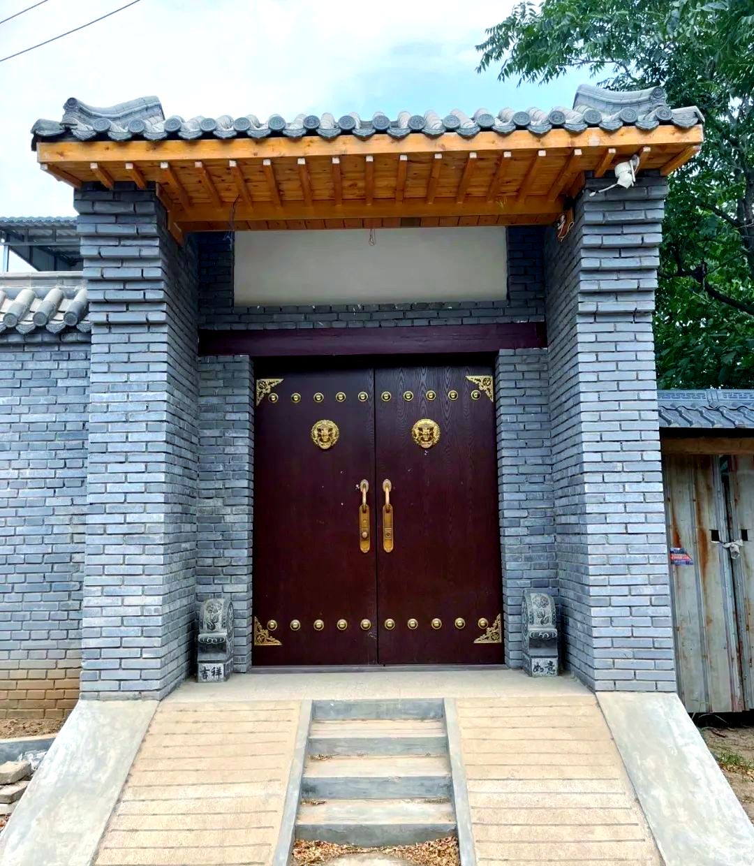 农村自建房大门设计指南:风格与材质全解析