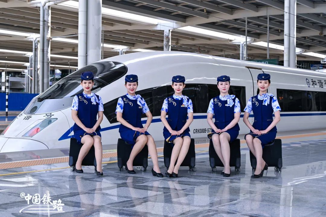 高铁乘务员夏季制服,你最中意哪款?