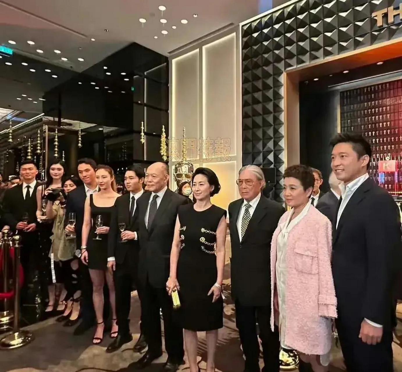 这张照片体现了四太梁安琪的地位  何超琼是赌王家族掌门人,虽在大