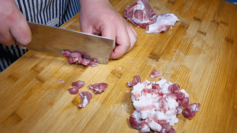 1.猪肉一块,把肥肉和瘦肉部分切开,先切长条再把猪肉切成肉丁.