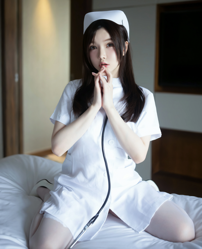 性感撩人女护士白色ol制服与内衣加白色丝袜美腿私房写真