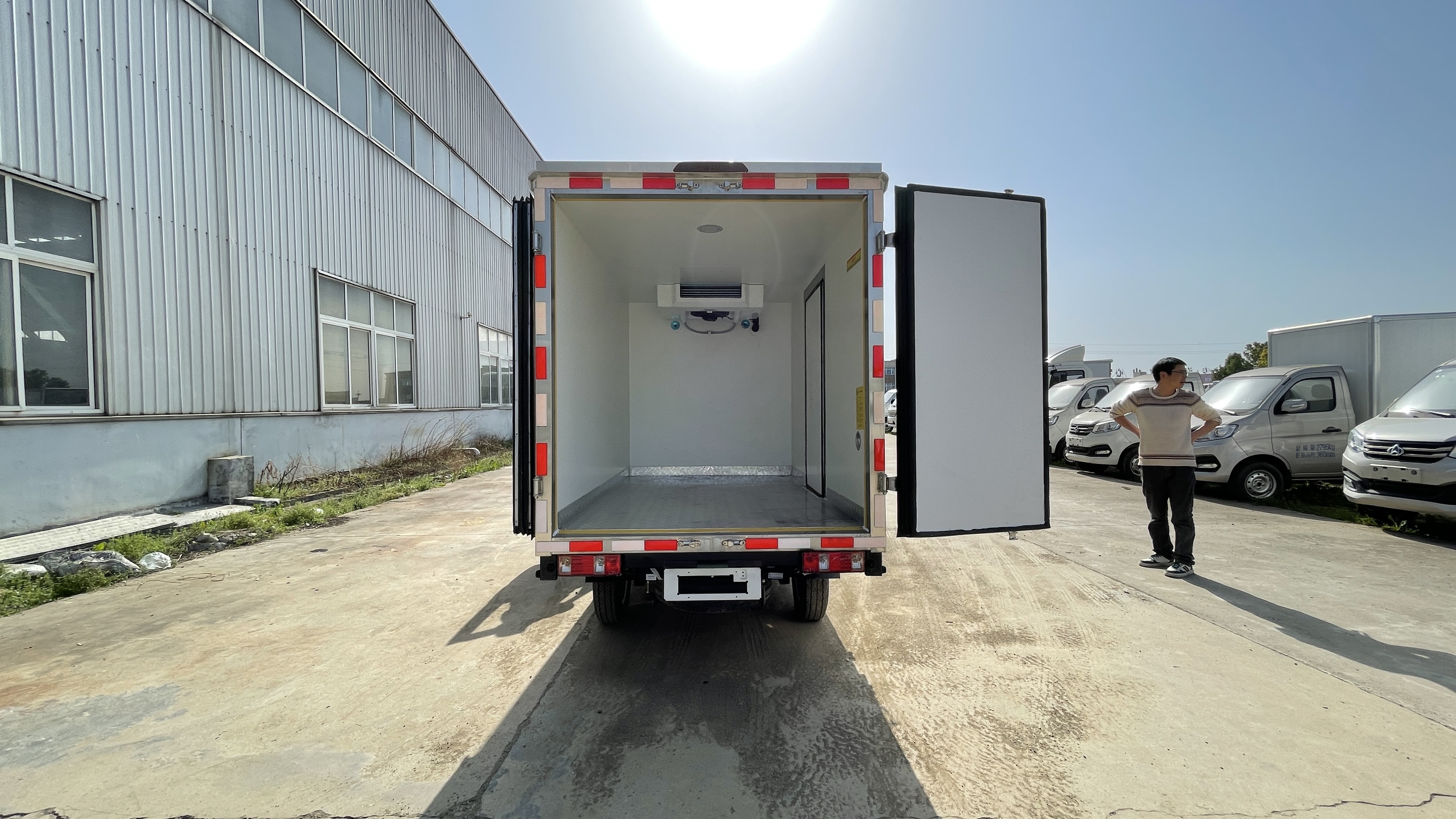 长安国六厢式冷藏车