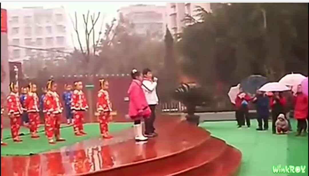 考古王源小学主持读书节汇演视频一则 从小就才艺双全的源小源