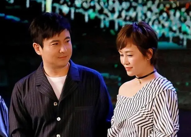 马丽疑似怀二胎,身材发福用手遮肚子,举手投足之间孕味十足