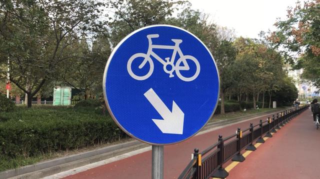 这样的设计初衷是为了保障机动车的顺畅通行