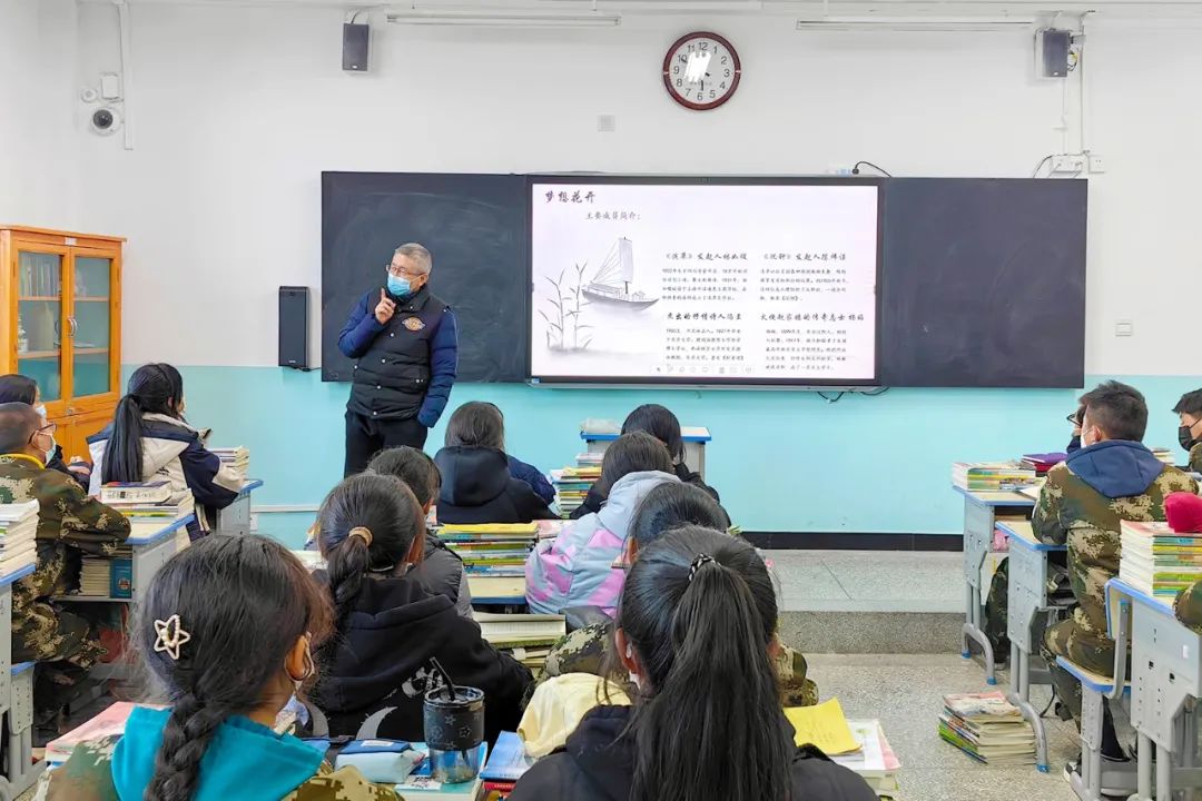 馬冰北郊高級中學圖書館館長,信息中心副主任現任果洛州大武民族中學