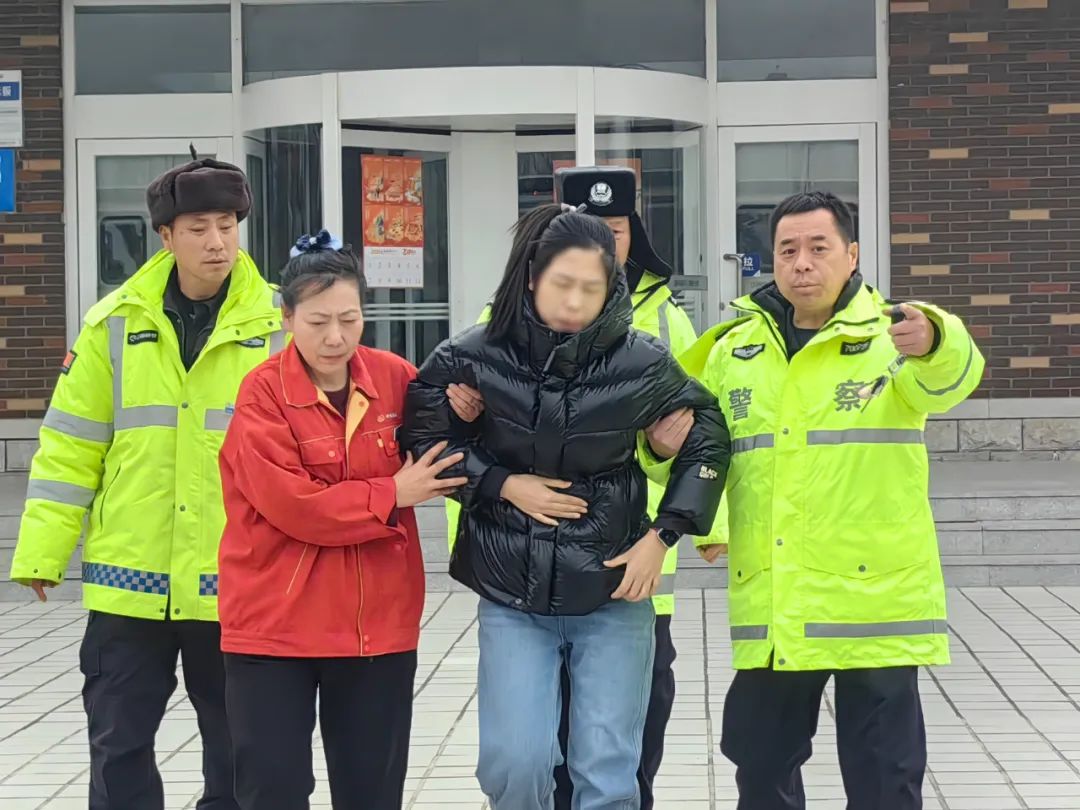 定格春运路上的最美警色