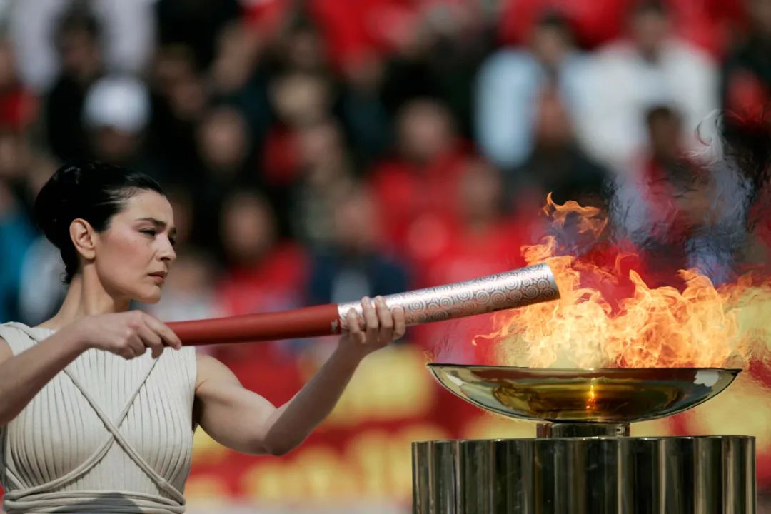 半个多世纪里,站在奥运女祭司背后的人