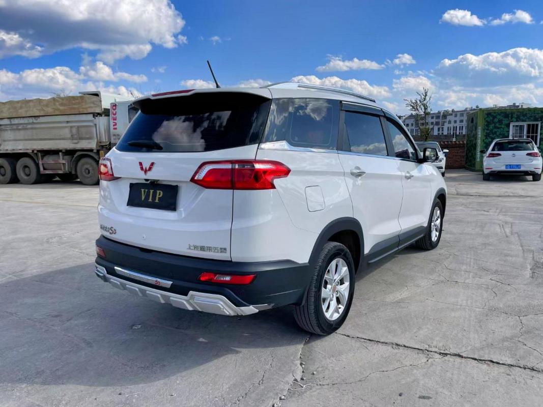 3万七座车五菱宏光