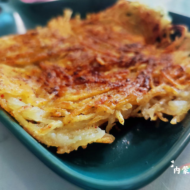 香煎土豆丝饼,咬一口香脆酥糯!咸香适口