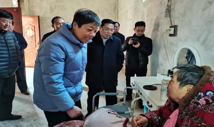 邹斌芳来我县走访慰问贫困残疾人