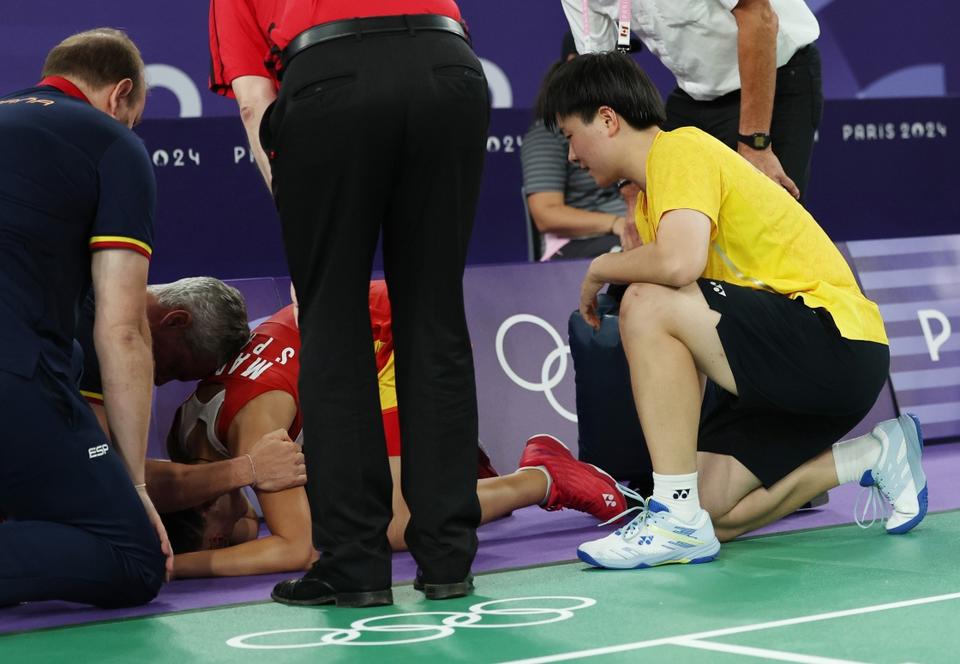 西班牙名将马林受伤痛苦退赛,鼓励何冰娇打好决赛