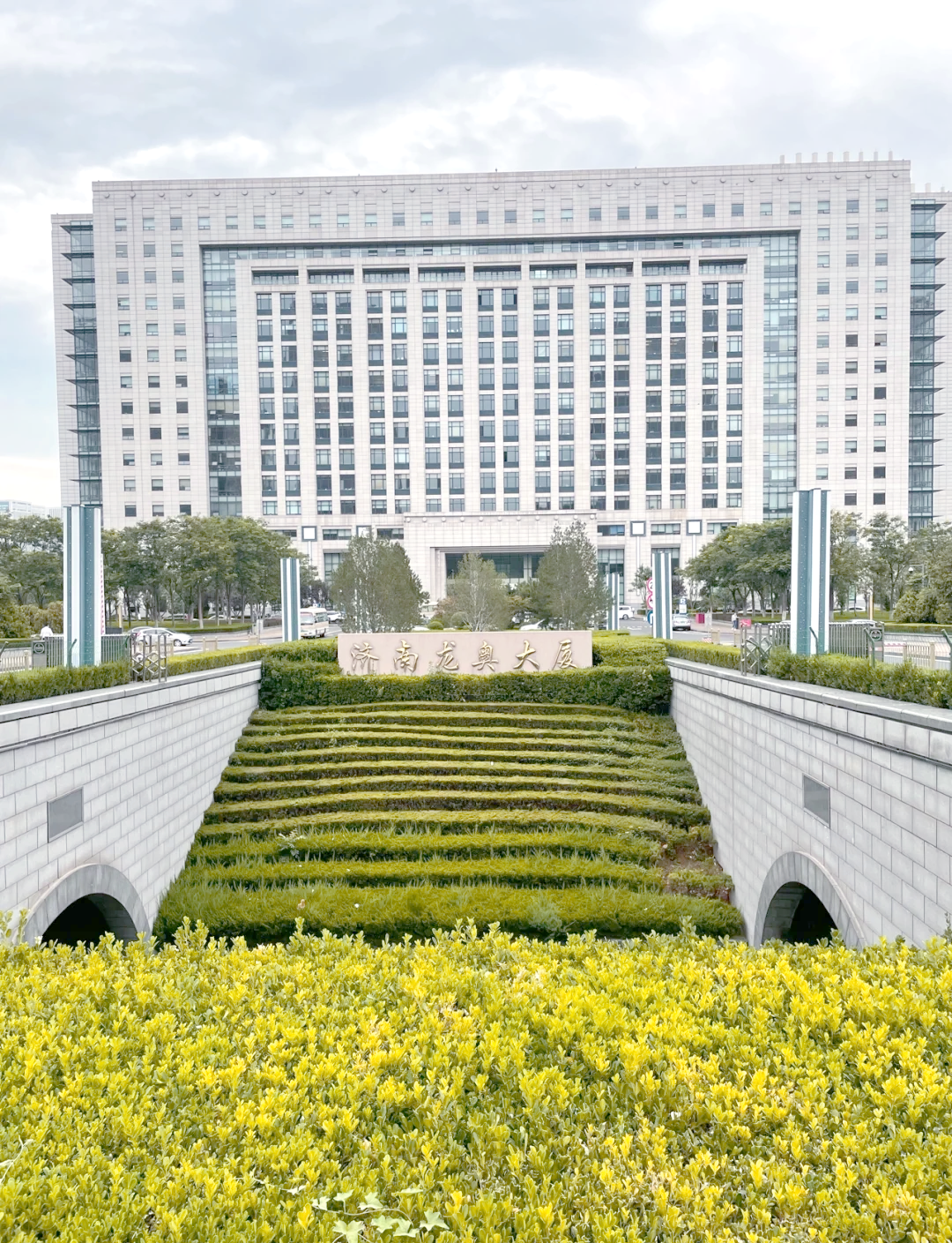 世界上最大的政府办公大楼,位于中国济南,规模震撼!