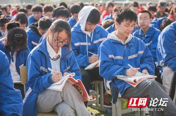 麻阳一中中考表彰会掠影:台上的学霸在领奖,台下的少年在刷题
