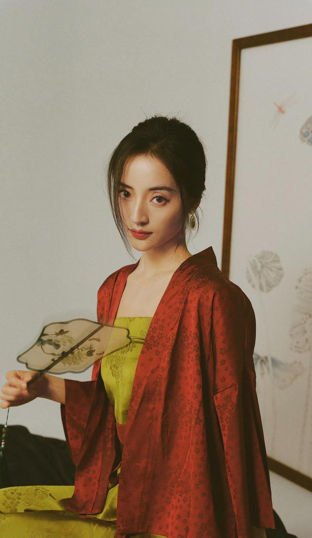 河北传媒学院校花级美女秦雪