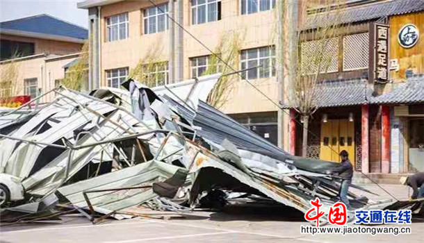宁夏西吉县遭大风袭击楼顶彩钢板刮落砸压车辆遭殃