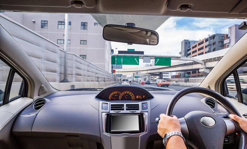 香港汽车方向盘在左边还是右边