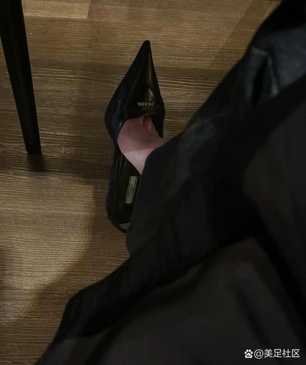 穿高跟鞋出门最大的优势就是回头率高.