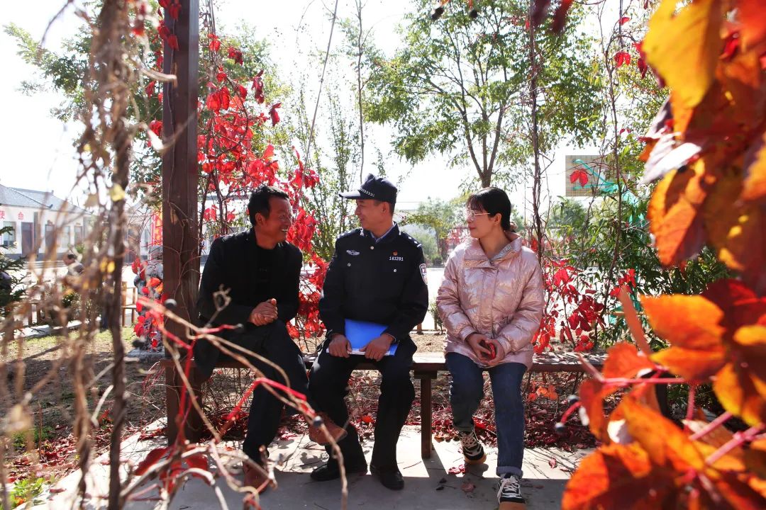 0212月4日,临泽县公安局交警大队板桥中队民辅警走进辖区企业,向群众