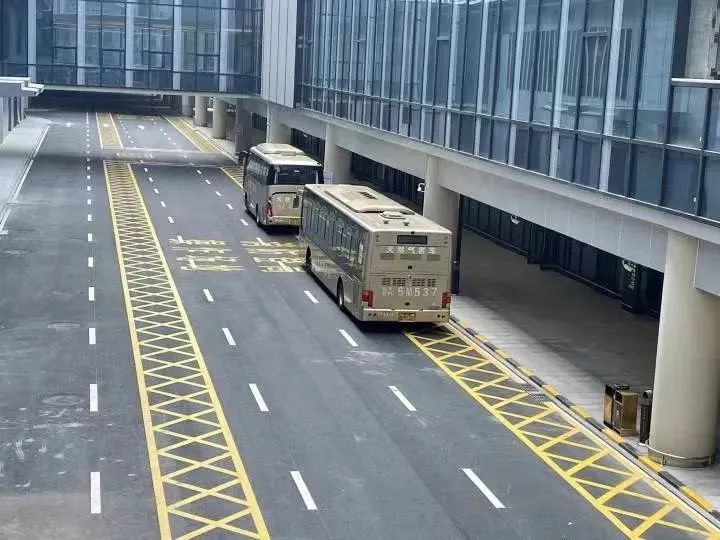 從蕭山機場航站樓發車,經過東駁停車場,機場東門,永盛路保稅大道口