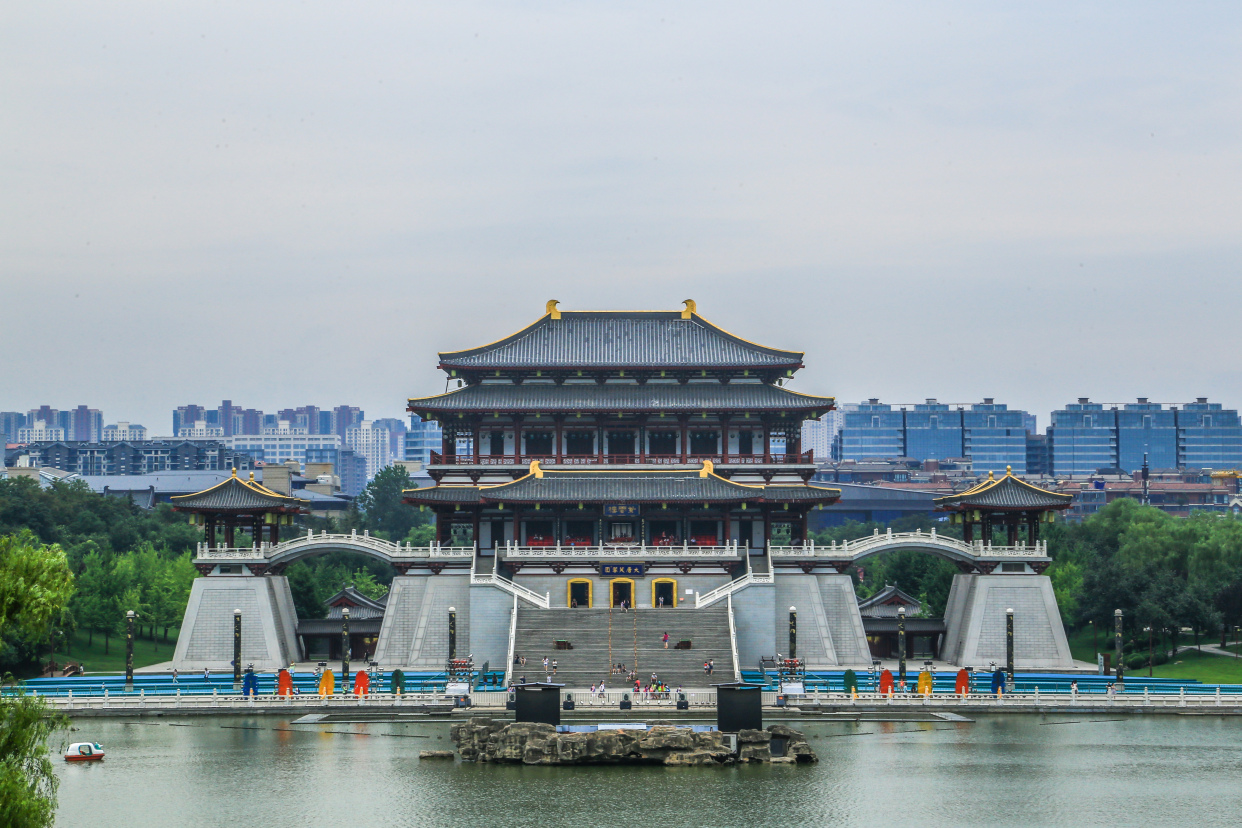 大唐芙蓉园是在原什么代芙蓉园遗址以北?