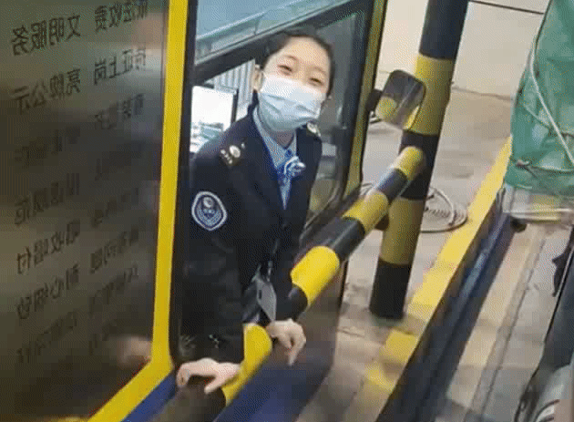 收费员小姐姐超治愈的笑容火了!网友:也就看了几十遍吧