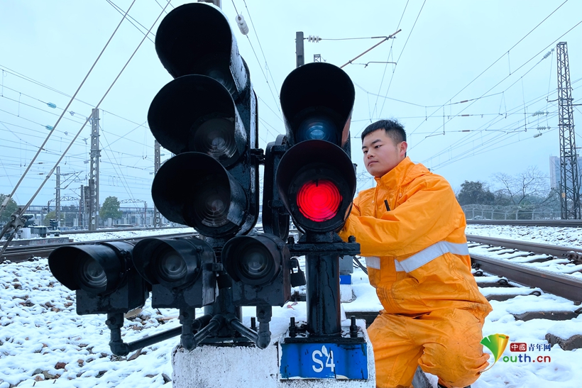 「新春走基层」京广铁路线上的"除雪人"