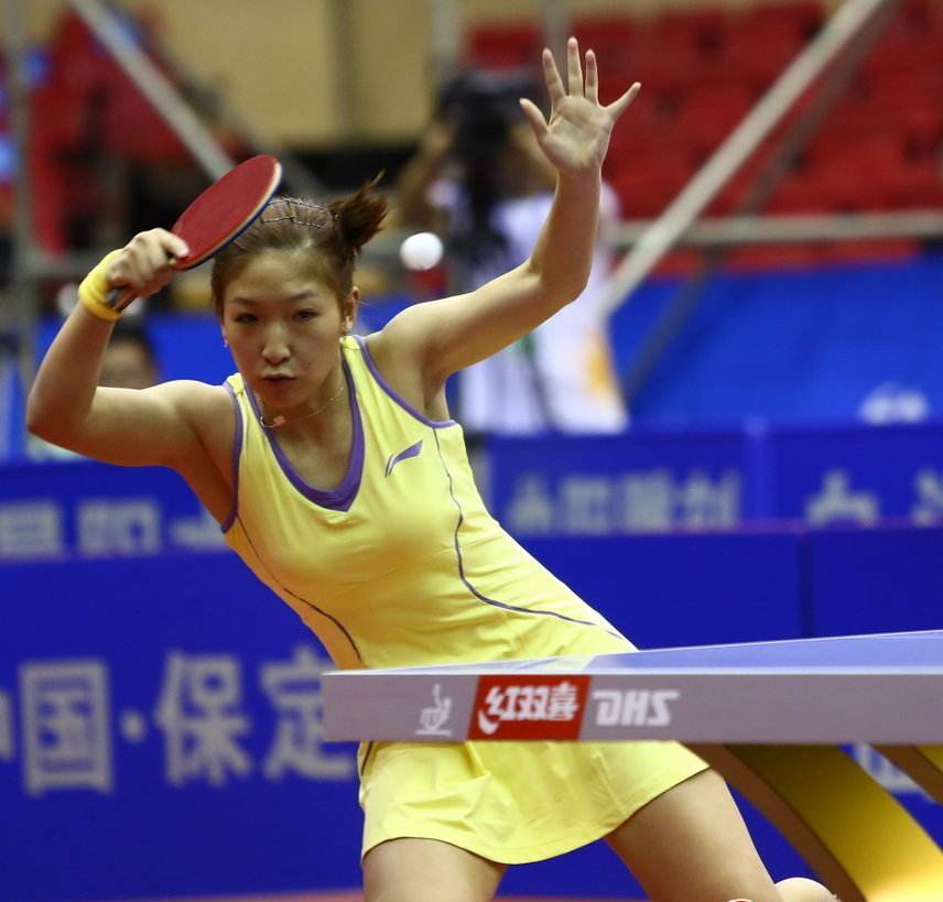 刘诗雯罕见比赛穿连衣裙,身材平平,小巧玲珑,网友:像穿着睡衣