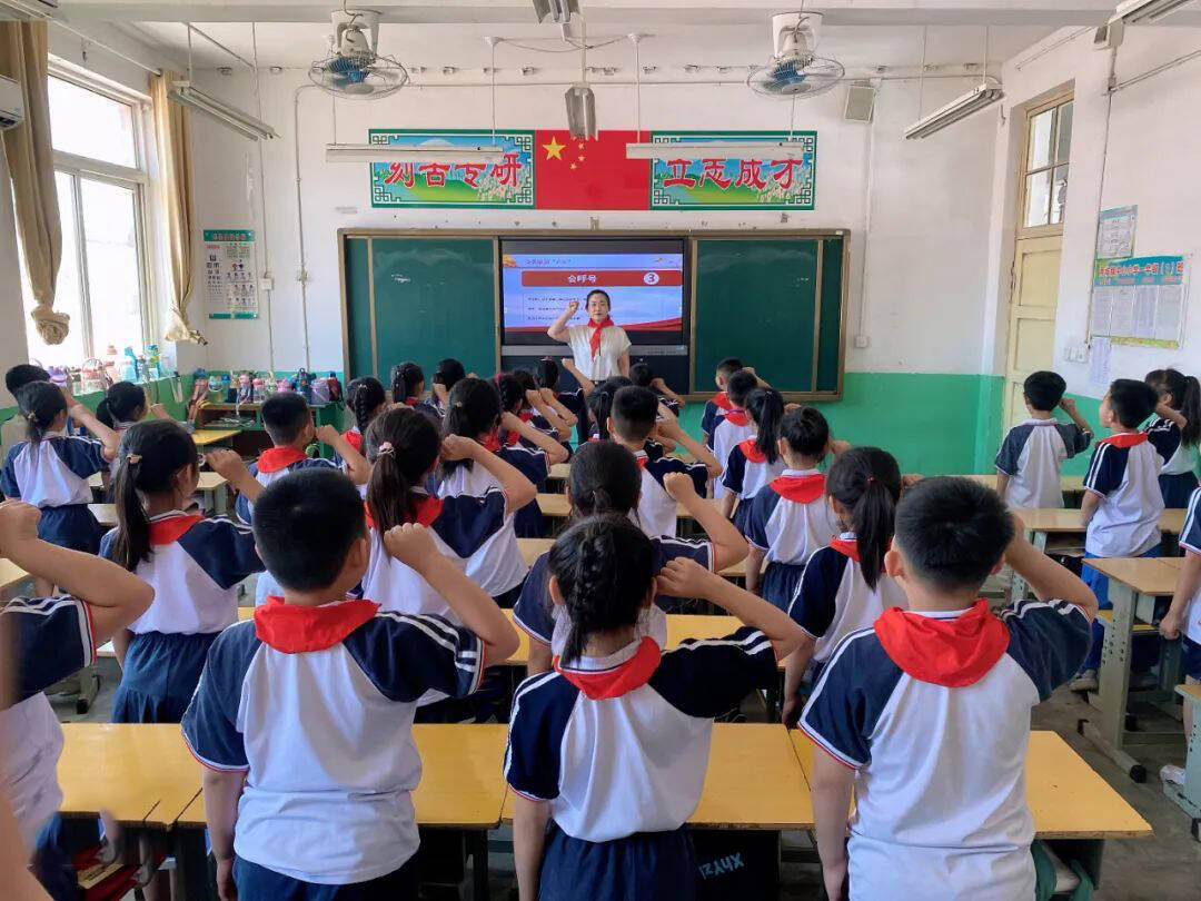 两城镇中心小学组织开展学习省第十二次党代会精神活动