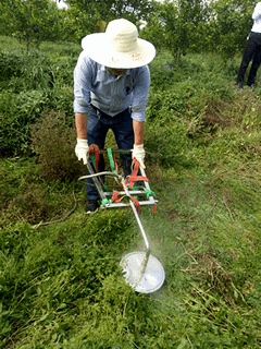 曝个冷门!南充"牛人"发明"蒸汽除草机"用滚烫蒸汽烫死杂草!