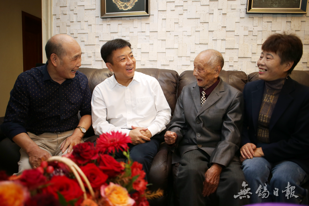 杜小刚走访慰问老年人送上重阳祝福