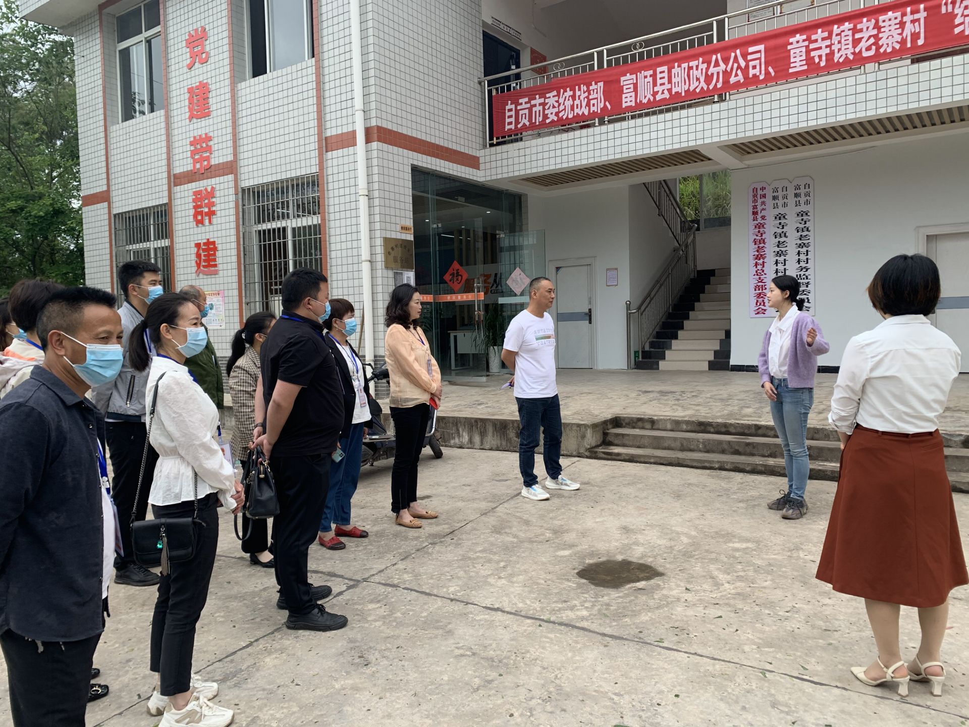 大安区新店镇党委组织开展人大代表学习乡村发展先进经验活动