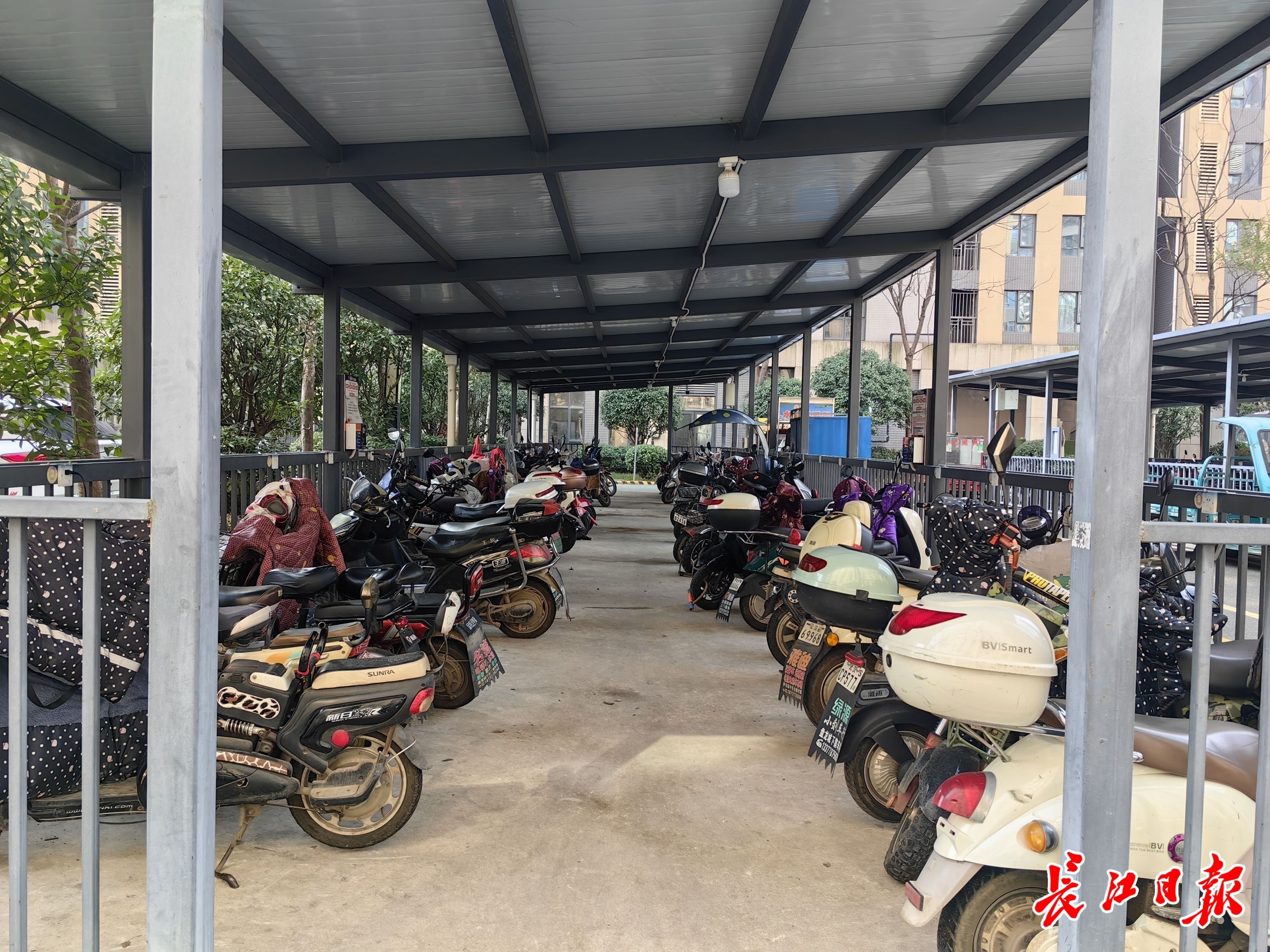 要车位还是要电动车棚,这个小区准备开业主大会听民意