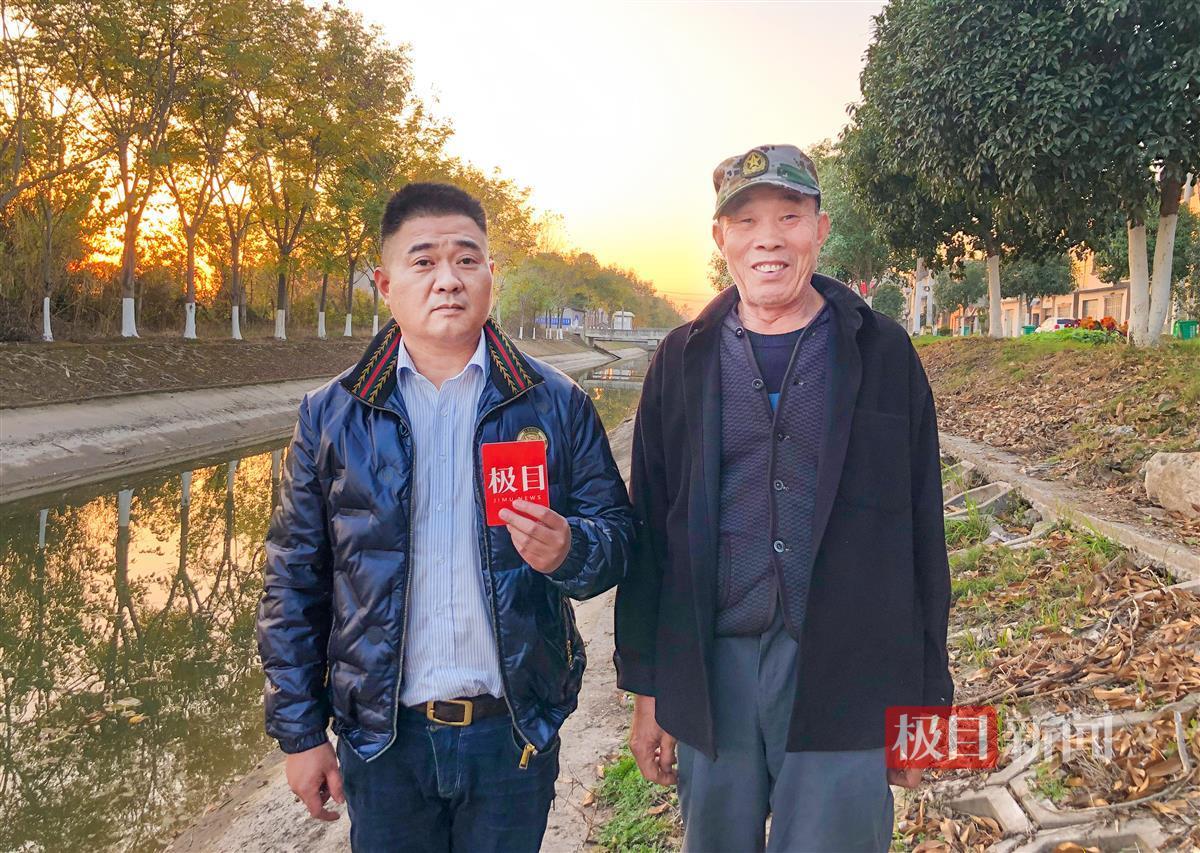 10月29日，救人者陈想（左）、王新和在救人现场。（极目新闻记者 黄志刚 摄）.jpg