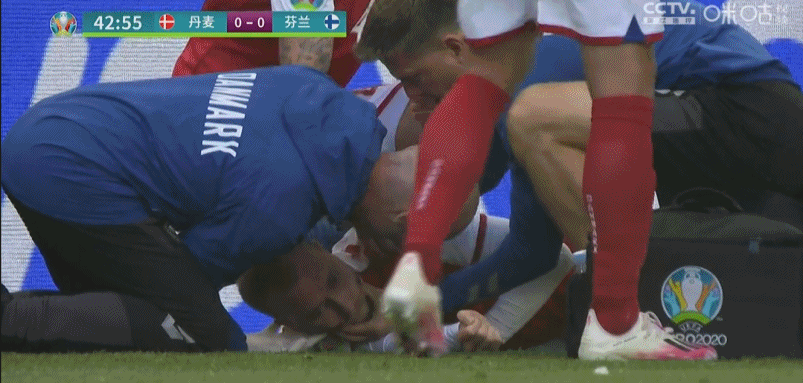 突发!埃里克森突然昏厥倒地 比赛暂停 队医进场治疗
