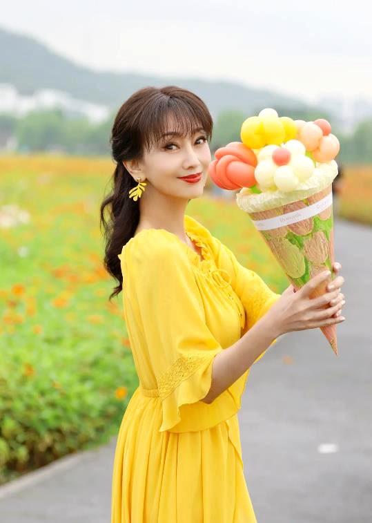 70岁的赵雅芝,胜过35岁的一线女星,我们都老了,她还这么年轻