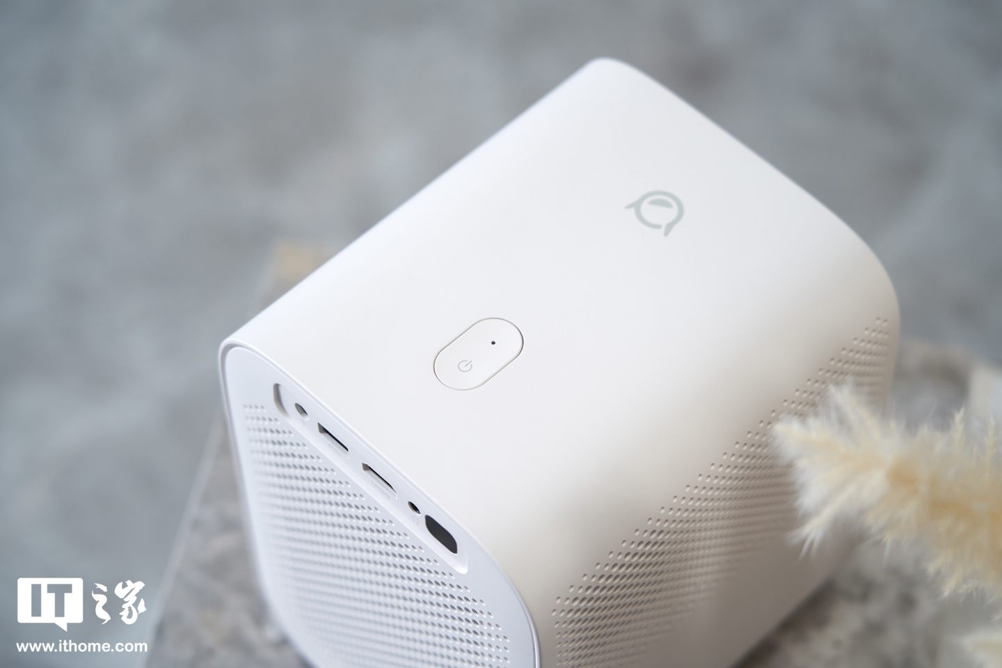 联想小新 100s 智能投影仪图赏:点亮卧室的大眼萌物