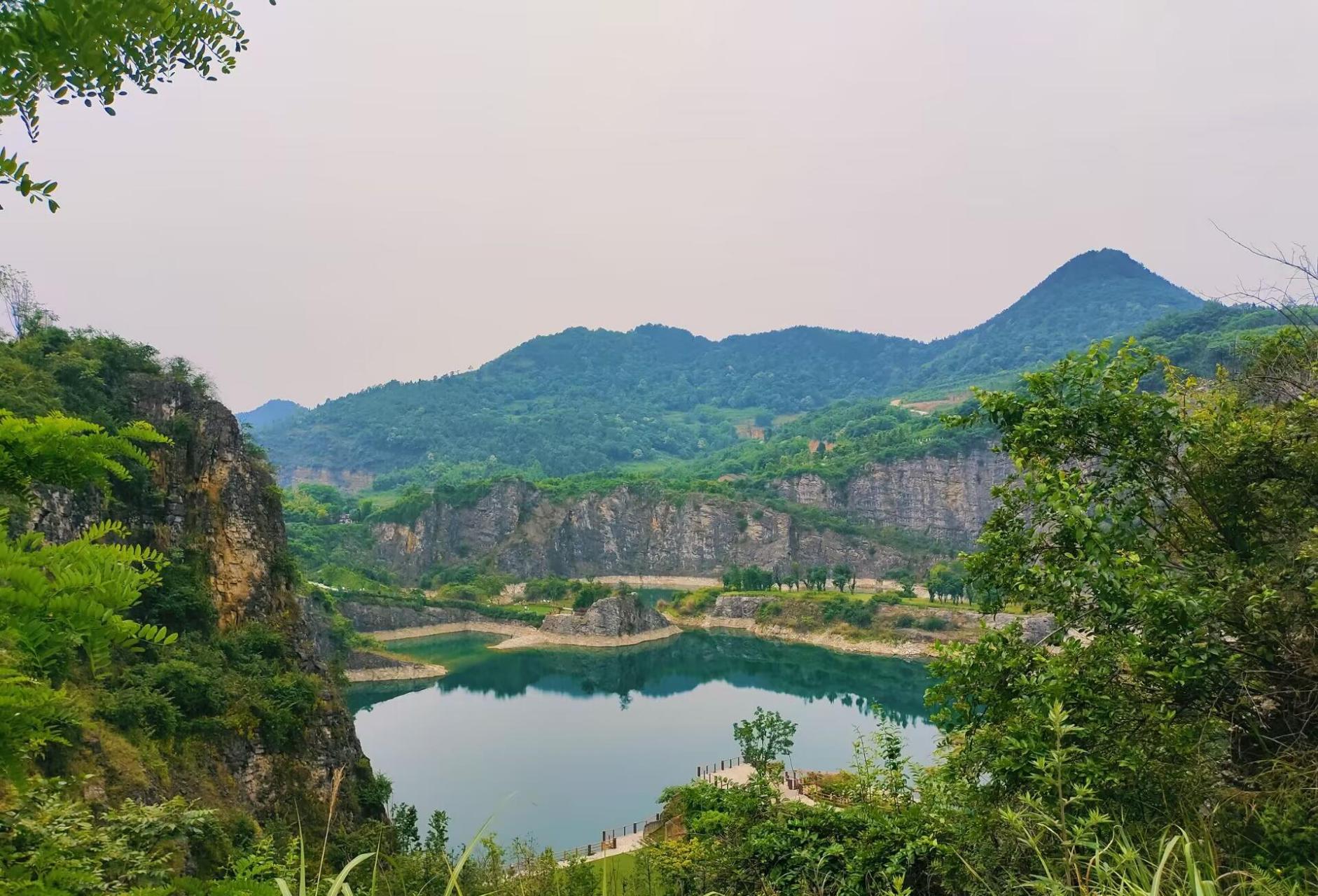 【5月14日,重庆渝北铜锣山矿山公园,环境优美,碧波荡漾】今天,不少