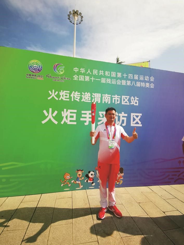 十四运会火炬传递 渭南站镇江人跑首棒