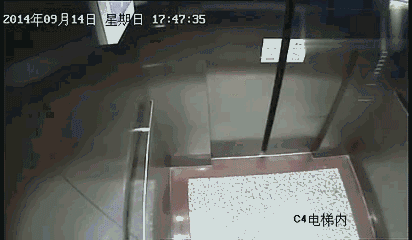 男子用玻璃挡电梯门,惊险监控画面曝光!