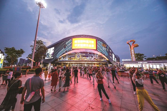 夜幕降臨,夜生活開始了.圖為吾悅廣場前坪.盛磊 攝