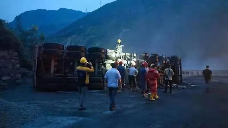 明火已扑灭,烟点已消除 汉源县乌斯河境内黄磷运输车辆侧翻自燃事故已