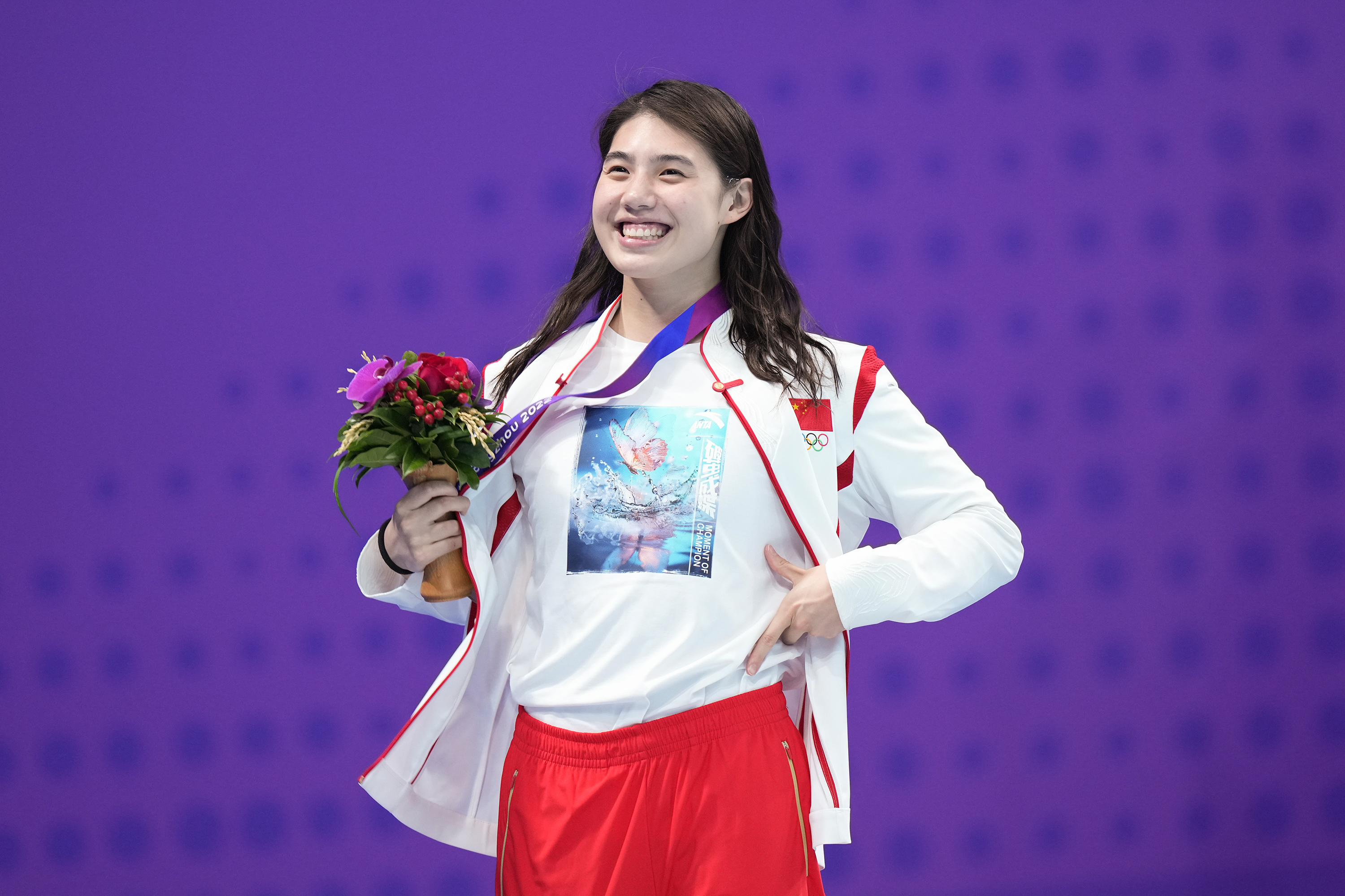 (杭州亚运会)游泳——中国队获得女子4x100米自由泳接力冠军