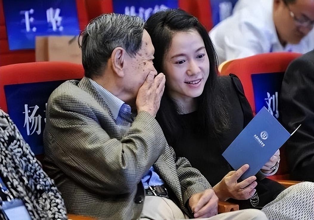 在医院冻下9颗卵子?翁帆或许早就想好退路,杨振宁究竟如何打算