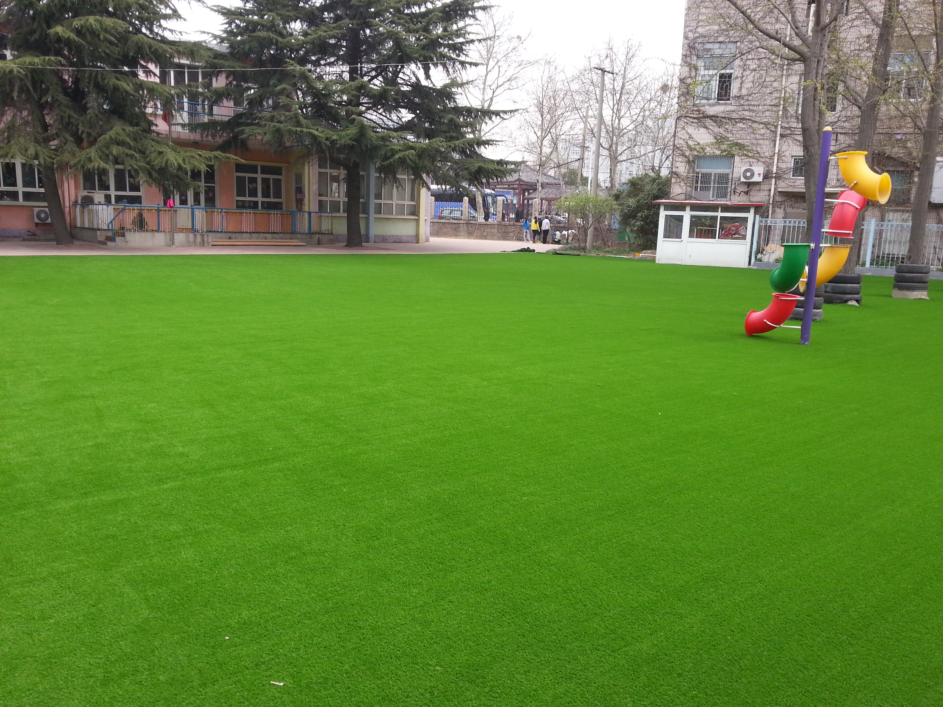 幼儿园人造草坪(铺装必须要注意的事项)