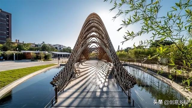 10个"漂浮"在水上的休闲亭子,水天相接,创意十足