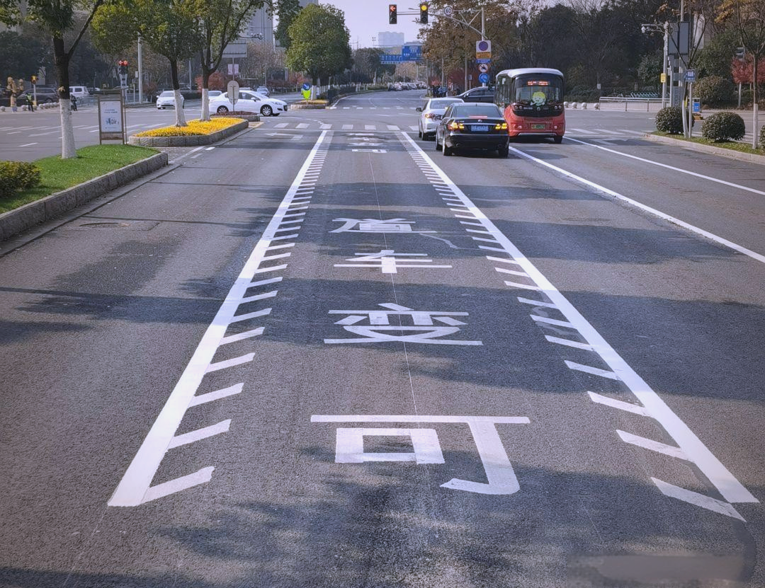 地面标线全解析这些交通标志如何影响你的驾驶